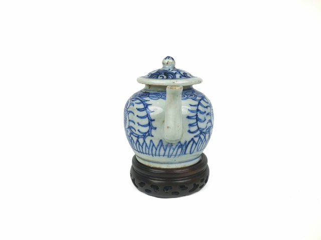 古玩陶瓷清中期·青花纏枝蓮茶壺真品鑒賞圖