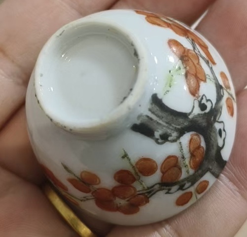 古玩陶瓷墨彩礬紅梅花杯,模糊,偏老真品鑒賞圖