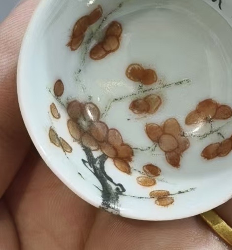 古玩陶瓷墨彩礬紅梅花杯,模糊,偏老真品鑒賞圖