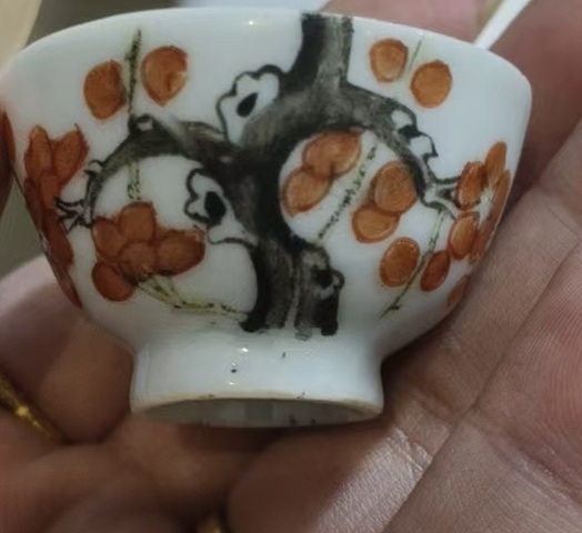 古玩陶瓷墨彩礬紅梅花杯,模糊,偏老真品鑒賞圖