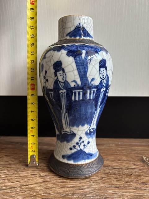 古玩陶瓷哥釉青花二喬圖雞腿瓶真品鑒賞圖
