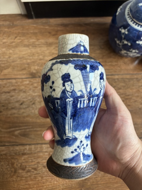 古玩陶瓷哥釉青花二喬圖雞腿瓶真品鑒賞圖