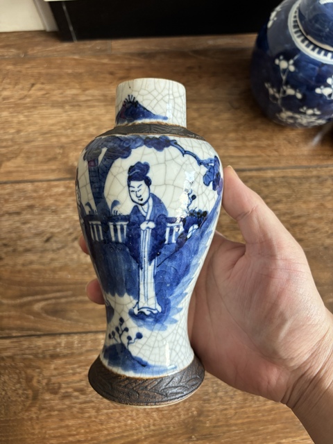 古玩陶瓷哥釉青花二喬圖雞腿瓶真品鑒賞圖