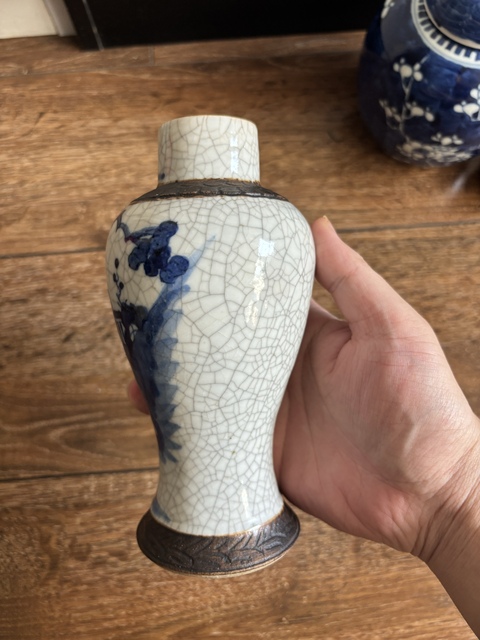 古玩陶瓷哥釉青花二喬圖雞腿瓶真品鑒賞圖