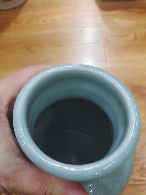 古玩陶瓷豆青釉刻花橄欖瓶真品鑒賞圖
