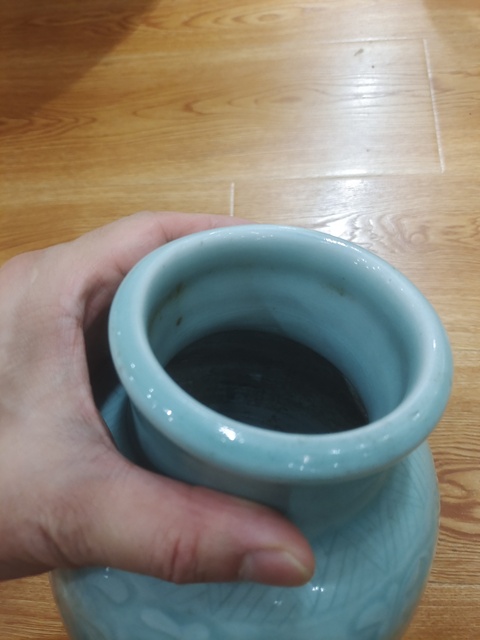 古玩陶瓷豆青釉刻花橄欖瓶真品鑒賞圖