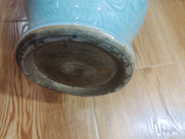 古玩陶瓷豆青釉刻花橄欖瓶真品鑒賞圖