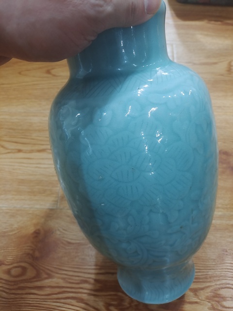 古玩陶瓷豆青釉刻花橄欖瓶真品鑒賞圖