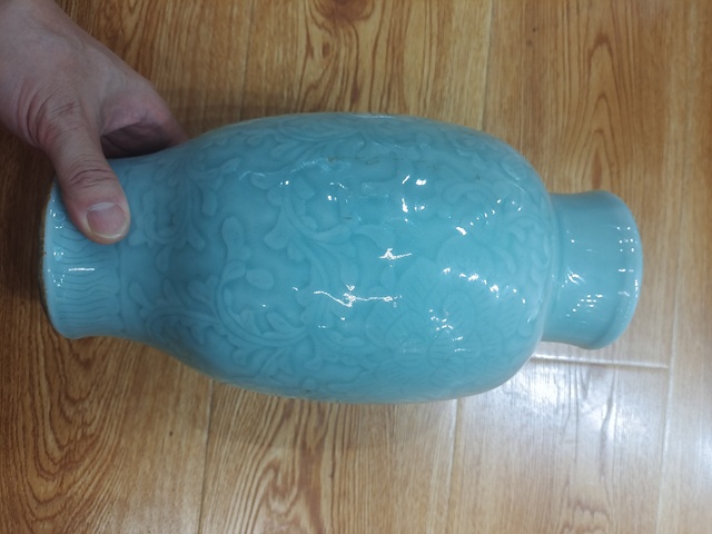 古玩陶瓷豆青釉刻花橄欖瓶真品鑒賞圖