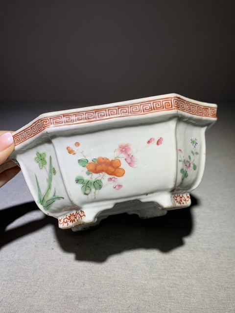 古玩陶瓷粉彩花卉紋花盆真品鑒賞圖