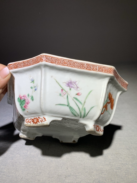 古玩陶瓷粉彩花卉紋花盆真品鑒賞圖
