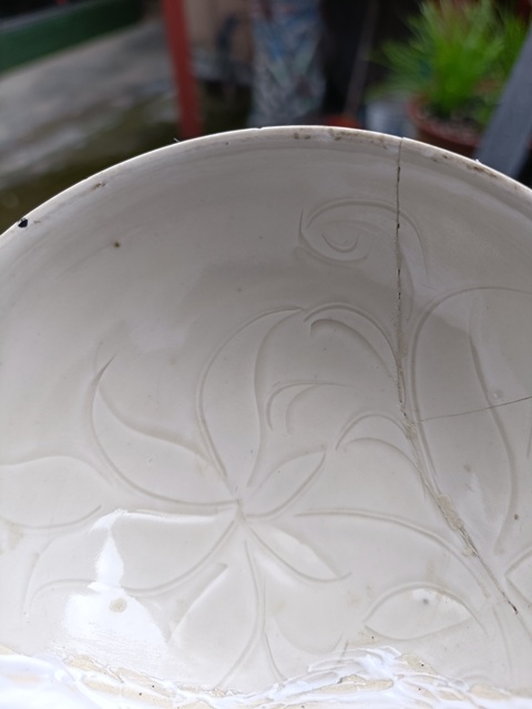 古玩陶瓷定窯刻萱草紋茶碗真品鑒賞圖