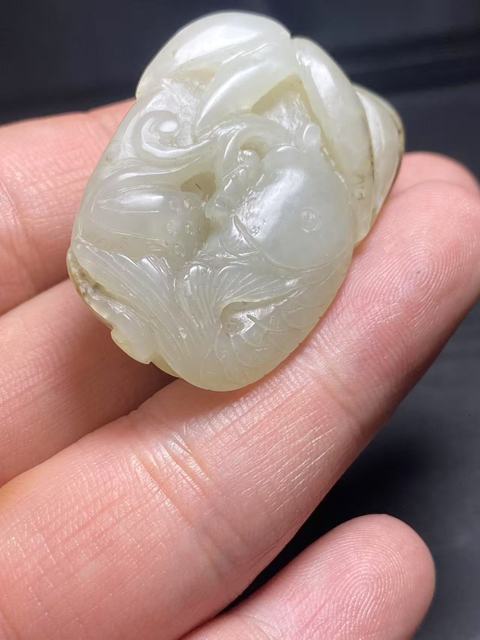 古玩玉器(放漏)老料新改和田玉雕“連年有余”掛件拍賣,當前價格1300元