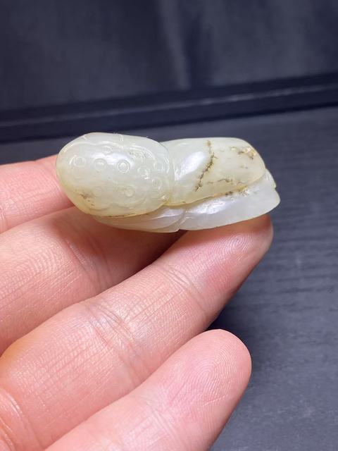 古玩玉器(放漏)老料新改和田玉雕“連年有余”掛件拍賣,當前價格1300元