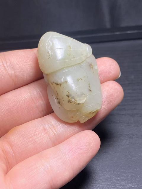古玩玉器(放漏)老料新改和田玉雕“連年有余”掛件拍賣,當前價格1300元
