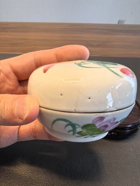 古玩陶瓷粉彩花卉紋粉盒真品鑒賞圖