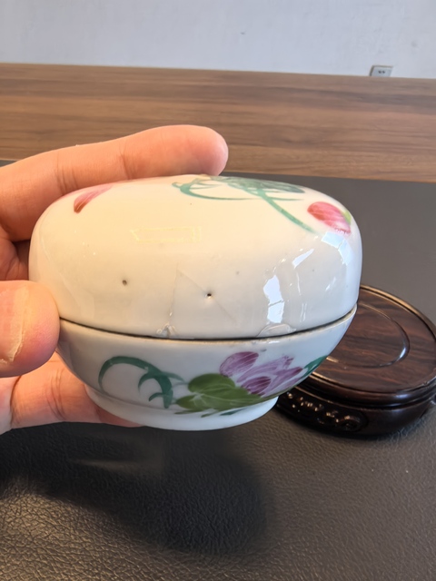 古玩陶瓷粉彩花卉紋粉盒真品鑒賞圖