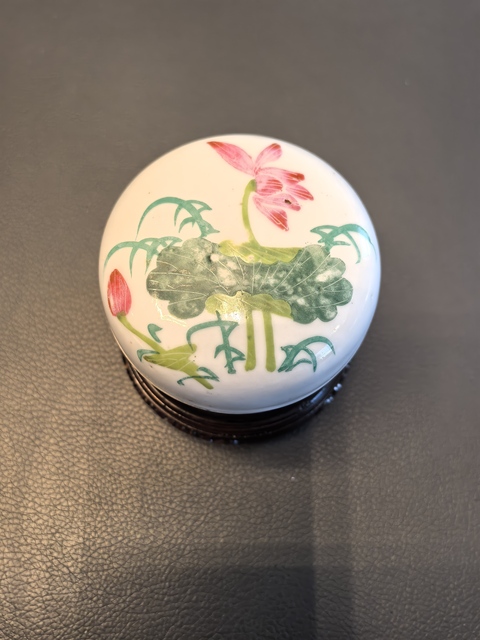 古玩陶瓷粉彩花卉紋粉盒真品鑒賞圖