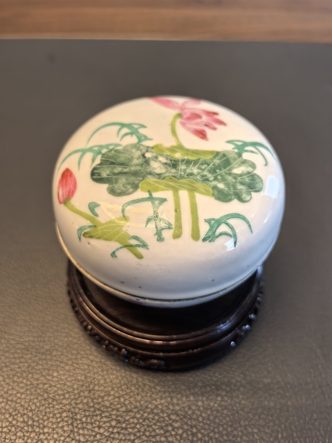 古玩陶瓷粉彩花卉紋粉盒真品鑒賞圖