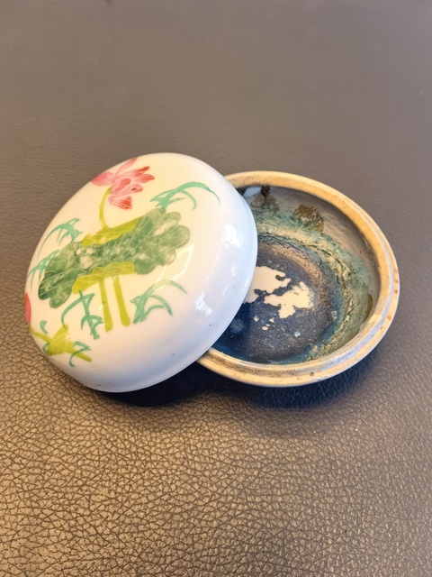 古玩陶瓷粉彩花卉紋粉盒真品鑒賞圖
