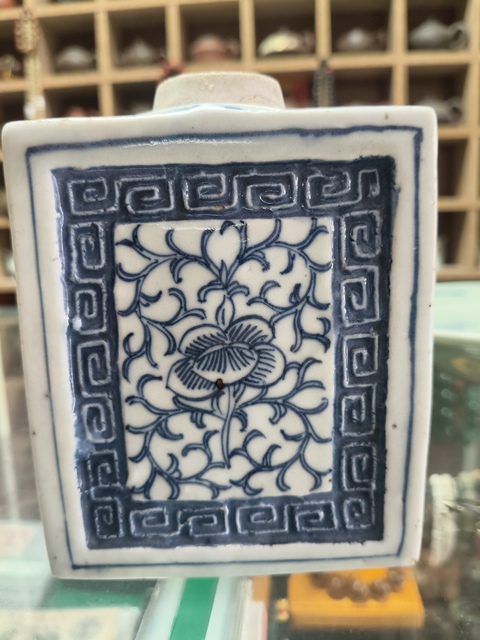 古玩陶瓷清嘉慶纏枝花卉紋青花茶葉罐真品鑒賞圖