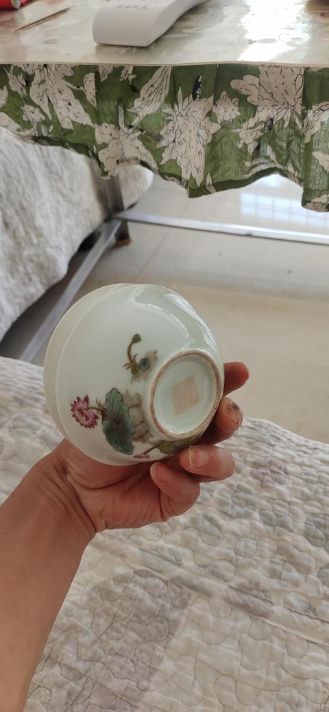 古玩陶瓷粉彩蓮池花卉紋碗真品鑒賞圖