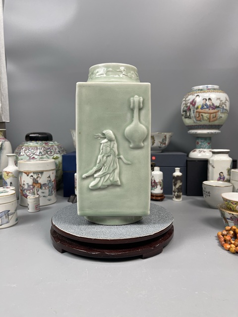 古玩陶瓷人物紋青釉琮式瓶真品鑒賞圖