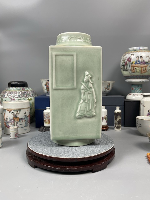 古玩陶瓷人物紋青釉琮式瓶真品鑒賞圖