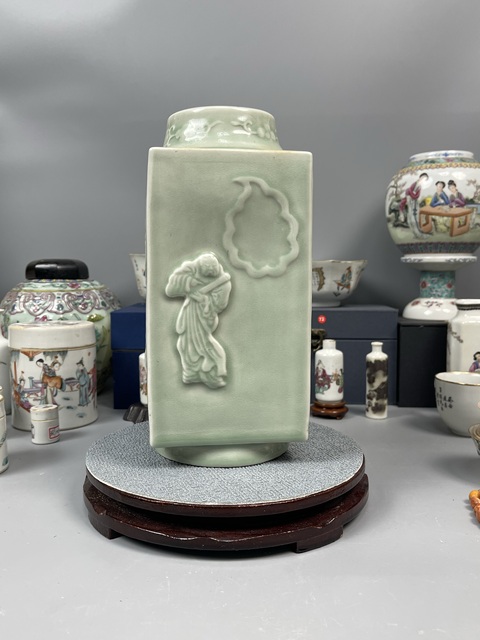 古玩陶瓷人物紋青釉琮式瓶真品鑒賞圖