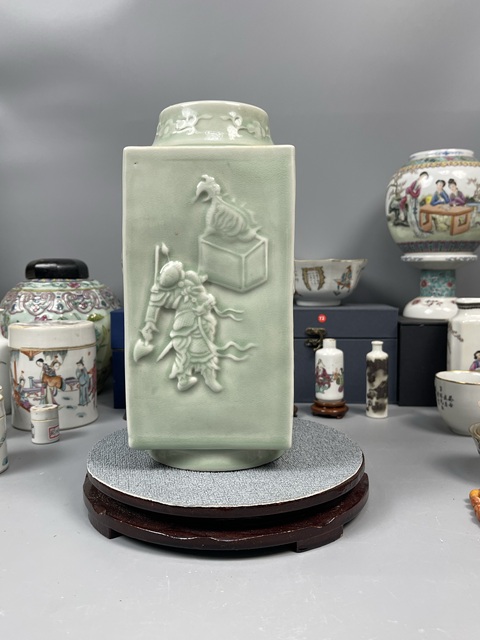 古玩陶瓷人物紋青釉琮式瓶真品鑒賞圖