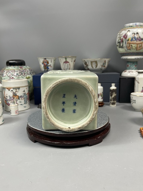 古玩陶瓷人物紋青釉琮式瓶真品鑒賞圖