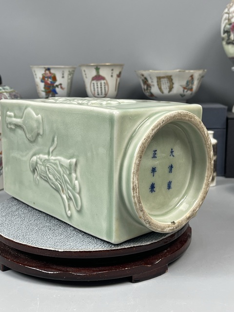 古玩陶瓷人物紋青釉琮式瓶真品鑒賞圖