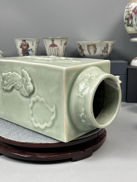 古玩陶瓷人物紋青釉琮式瓶真品鑒賞圖