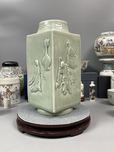古玩陶瓷人物紋青釉琮式瓶真品鑒賞圖