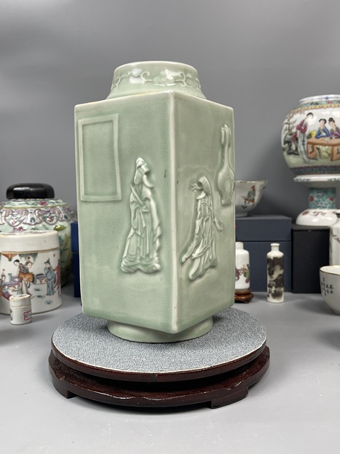 古玩陶瓷人物紋青釉琮式瓶真品鑒賞圖