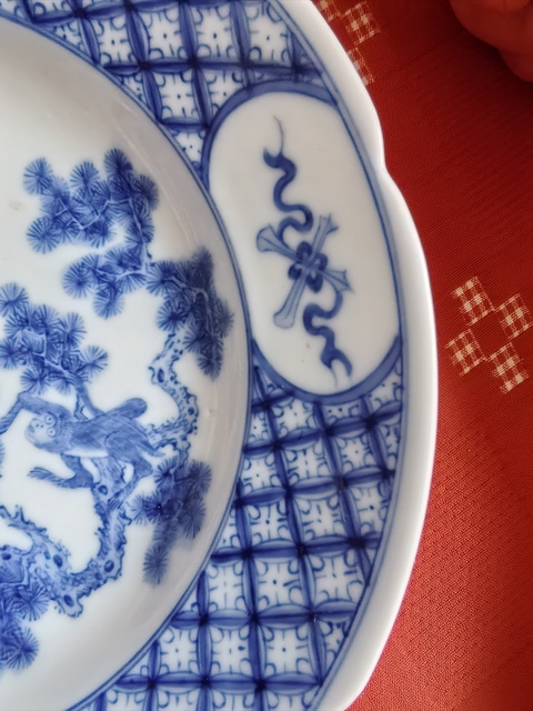 古玩陶瓷青花洞石松竹靈芝猴鹿紋折沿葵口盤真品鑒賞圖