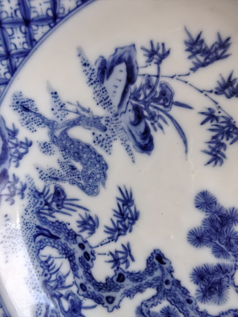 古玩陶瓷青花洞石松竹靈芝猴鹿紋折沿葵口盤真品鑒賞圖