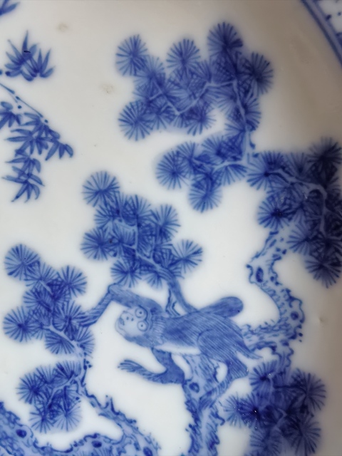 古玩陶瓷青花洞石松竹靈芝猴鹿紋折沿葵口盤真品鑒賞圖