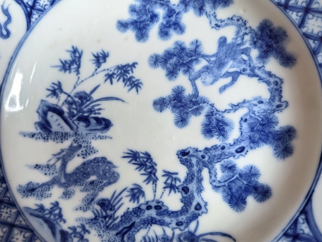 古玩陶瓷青花洞石松竹靈芝猴鹿紋折沿葵口盤真品鑒賞圖