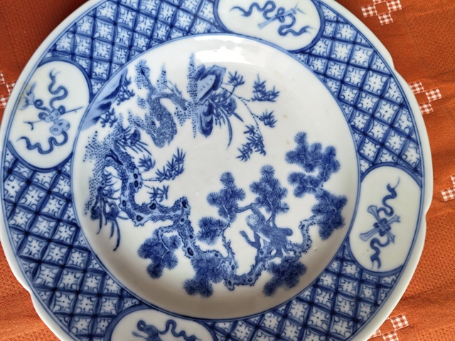 古玩陶瓷青花洞石松竹靈芝猴鹿紋折沿葵口盤真品鑒賞圖