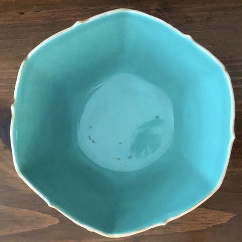 古玩陶瓷黃地花間壽蝶紋粉彩碗真品鑒賞圖