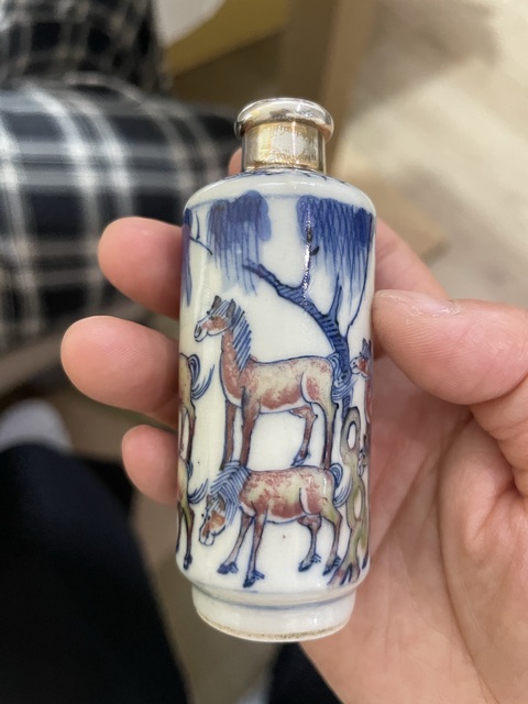 古玩陶瓷青花釉里紅八駿圖鼻煙壺真品鑒賞圖