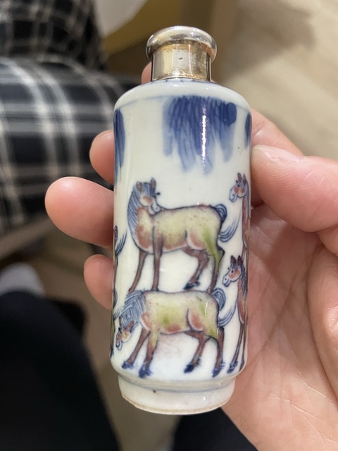 古玩陶瓷青花釉里紅八駿圖鼻煙壺真品鑒賞圖