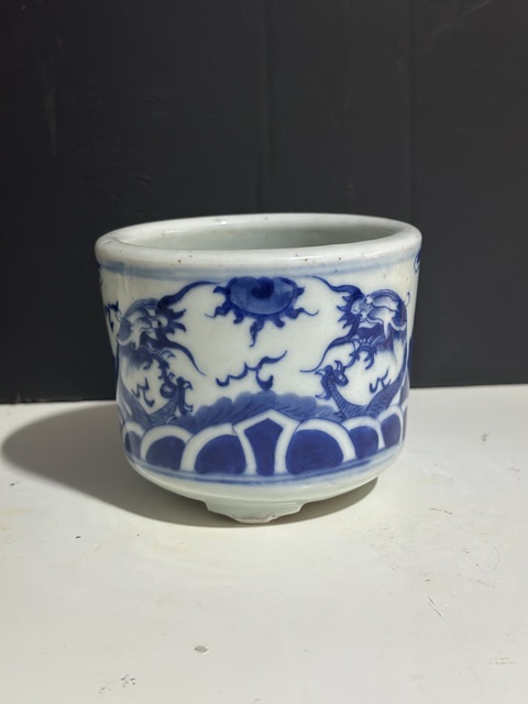 古玩陶瓷龍紋青花三足筒式香爐真品鑒賞圖