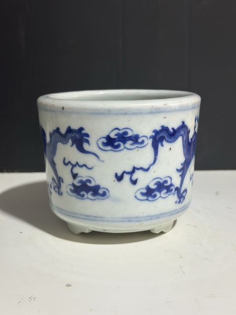 古玩陶瓷龍紋青花三足筒式香爐真品鑒賞圖