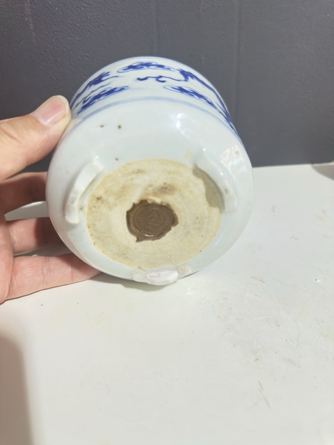古玩陶瓷龍紋青花三足筒式香爐真品鑒賞圖
