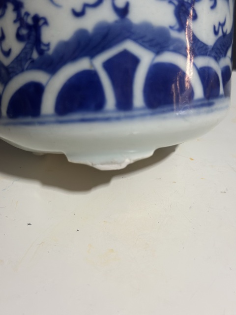 古玩陶瓷龍紋青花三足筒式香爐真品鑒賞圖