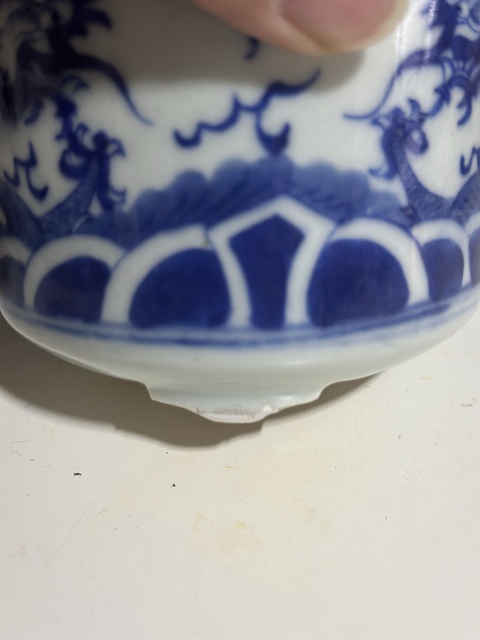 古玩陶瓷龍紋青花三足筒式香爐真品鑒賞圖