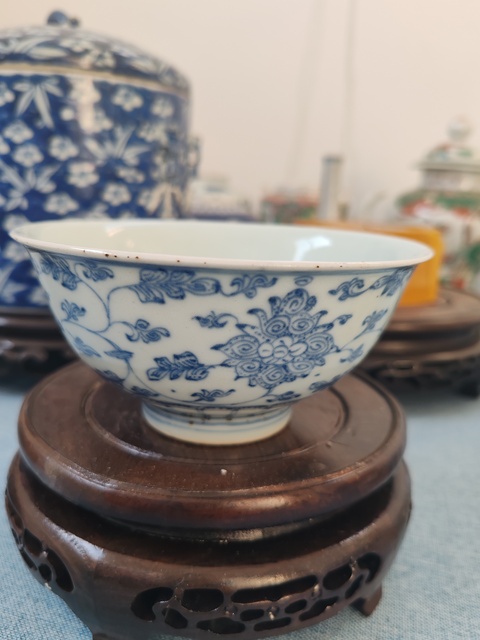 古玩陶瓷青花纏枝花卉紋碗真品鑒賞圖