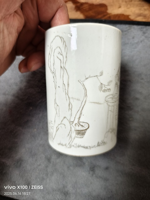 古玩陶瓷光緒仕女紋刻瓷筆筒真品鑒賞圖